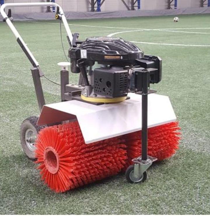 Machine brosseuse motorisée professionnelle avec brosses rouges rotatives pour l'entretien du gazon synthétique par Sampanass.